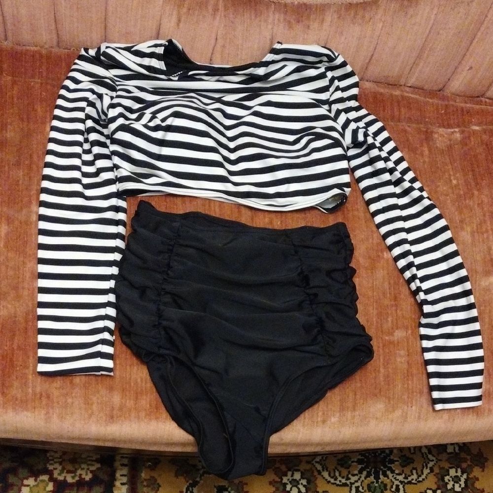COCOSHIP Black And White Striped Two Piece Swimsuit Size 4